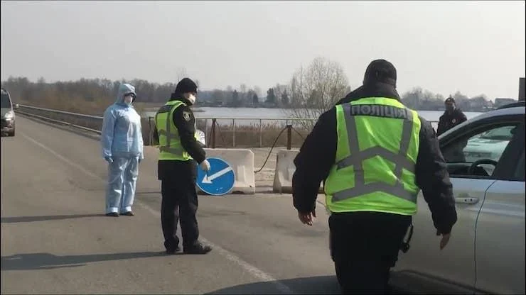 На дорогах, ведущих в Нижневартовск, установлены три КПП /ФОТО/