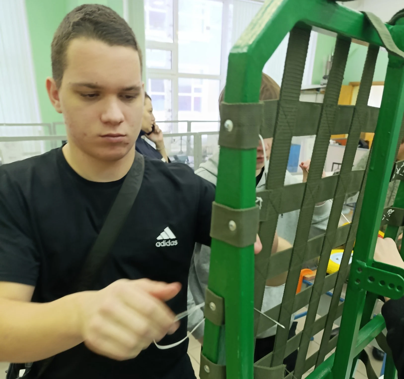 Добровольцы Гумкорпуса вместе с предпринимателями и студентами делают многофункциональные тележки