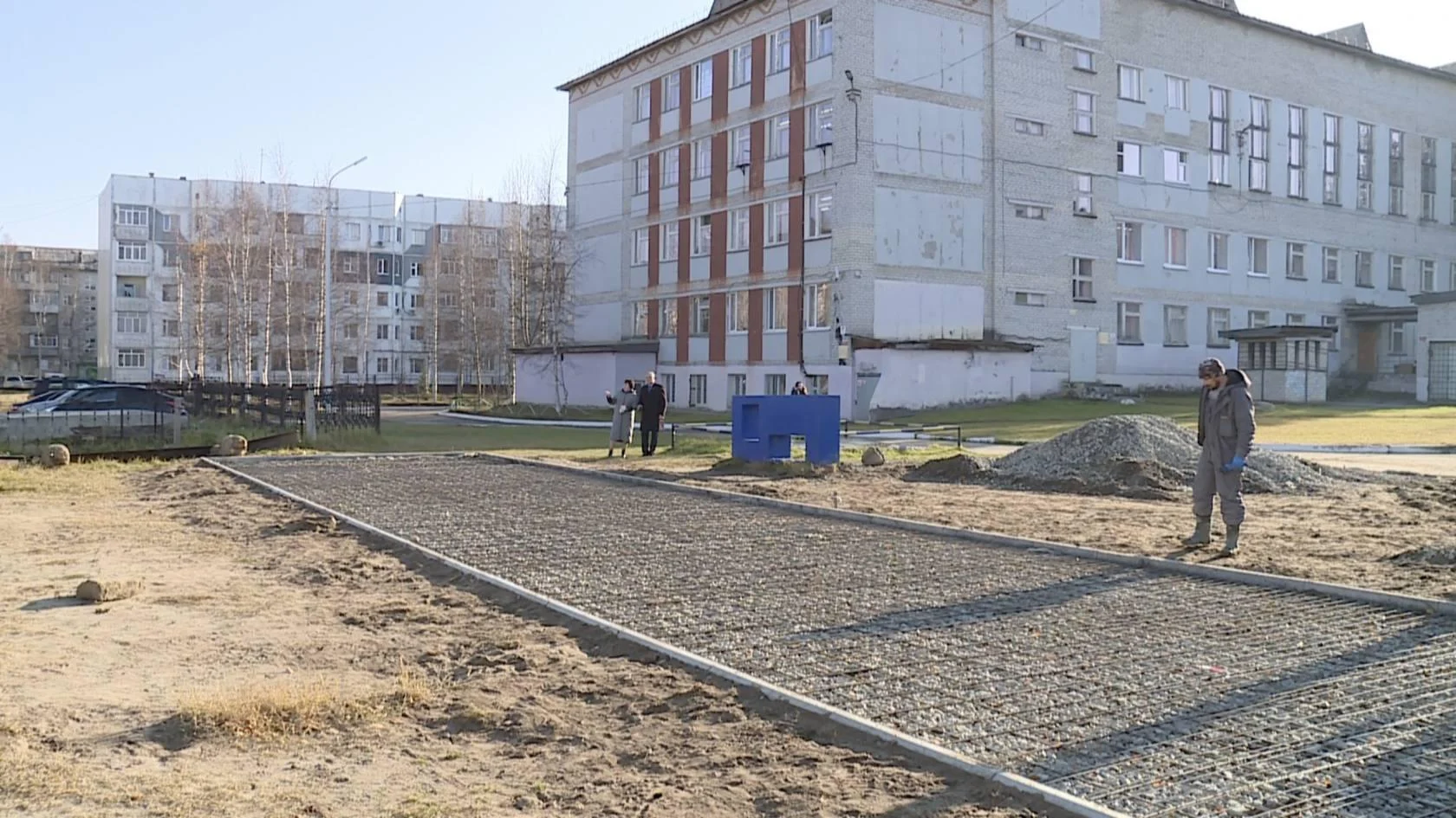 Думские вести: Работа по наказам избирателей: в школе № 30 обновляют забор и спортивную дорожку