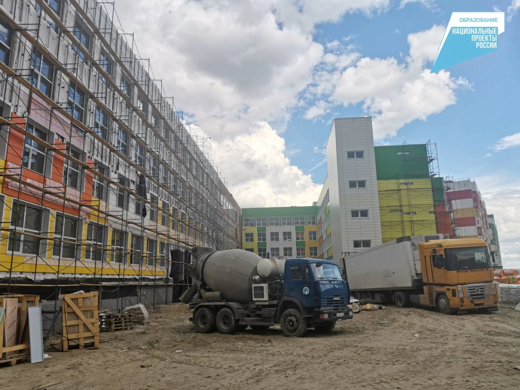 Строительство новой школы в 25 квартале идет согласно графику /ФОТО/