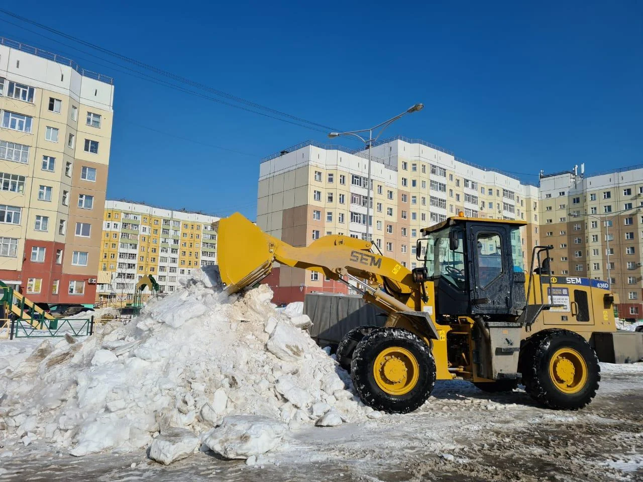 Уборка снега продолжается