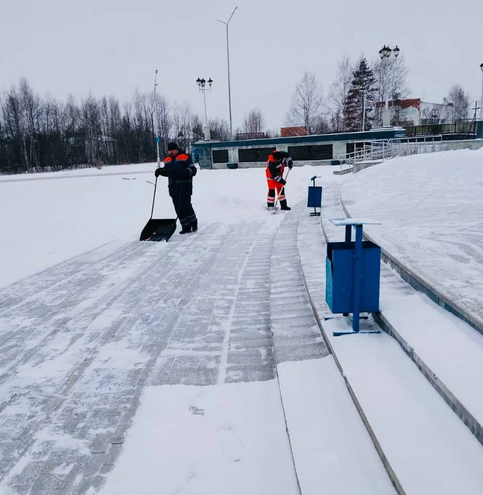 Уборка снега в городе - работа ежедневная